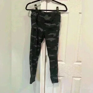 Athleta Small Women’s 7/8 Black Camo Tight with zipper pockets